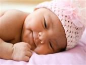 新生儿睡觉打嗝的原因 新生儿睡觉时打嗝应该怎么办
