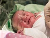 刚出生婴儿打喷嚏怎么护理 新生儿打喷嚏有什么原因