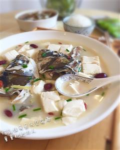 催乳佳肴－鱼头豆腐汤
