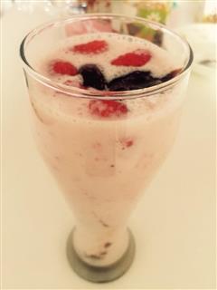减肥轻断食-草莓酸奶奶昔