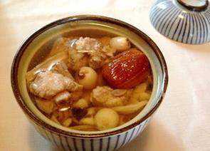 老人睡眠不好喝苦瓜莲子排骨汤安神壮骨