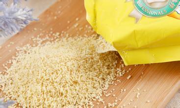 烹饪时加点鸡精 增添老人食欲