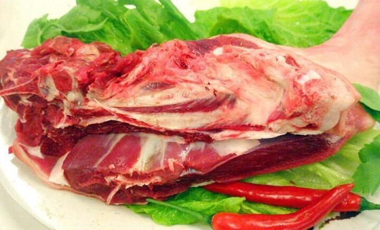 老人冬季暖胃宜吃羊肉喝红茶护好腰背