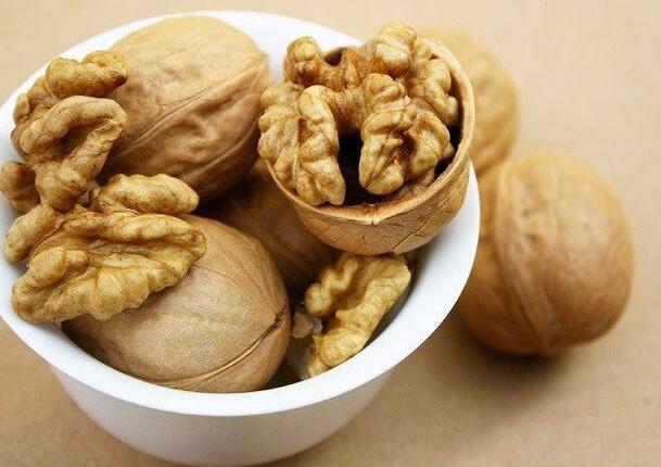 多吃核桃花生可防白内障