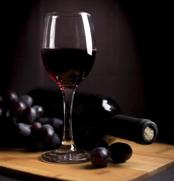 红酒配苹果 缓解痛苦有妙效