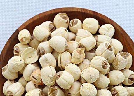 喝莲子水可缓解老年人口干