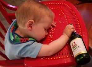 幼儿饮酒危害大 不要再逗孩子喝酒了