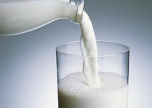 婴儿喝牛奶易便秘 加糖可缓解