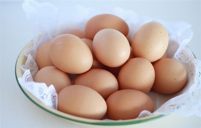 鸡蛋壳颜色决定保健功效吗？