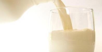 晚上睡前晚牛奶 更补充血钙平衡