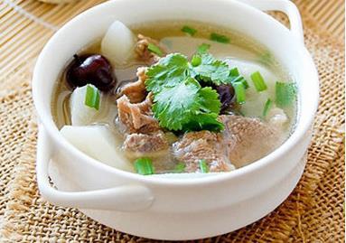 天气寒冷羊肉汤暖身必不可少