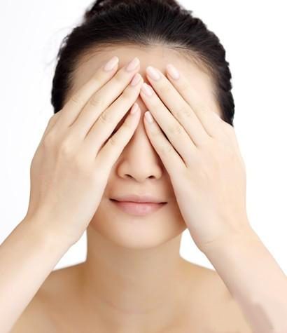 掌握眼部护理时间 击退眼角细纹特殊部位保健