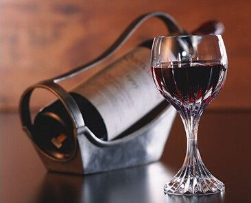 喝红葡萄酒有助于延缓衰老