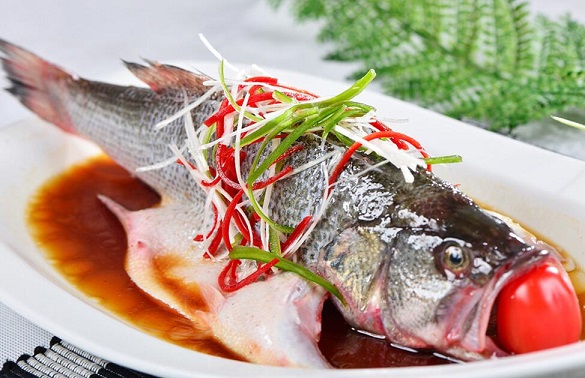 鲈鱼做法大全，清蒸鲈鱼的烹饪技巧，鲈鱼含有的营养成分，鲈鱼有什么样的功效