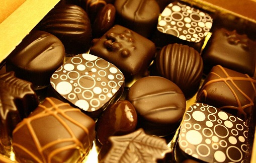 老人适量食用黑巧克力有益心脏