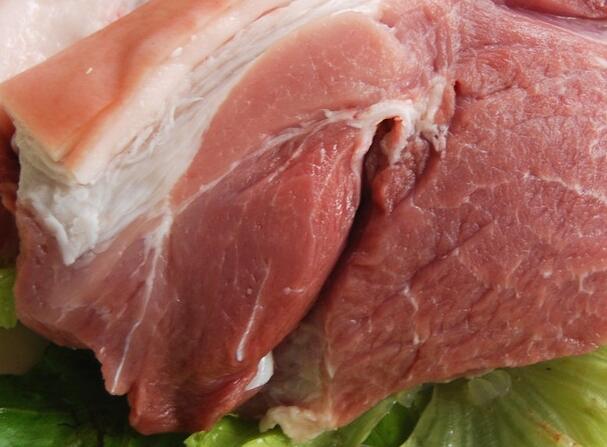 重庆猪肉贩子往肉上涂抹白色粉末保鲜