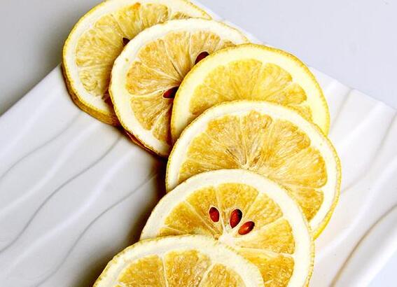 柠檬片泡水——美白减肥