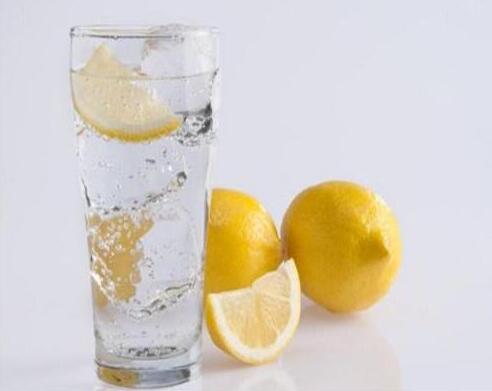 要减肥喝杯柠檬水　