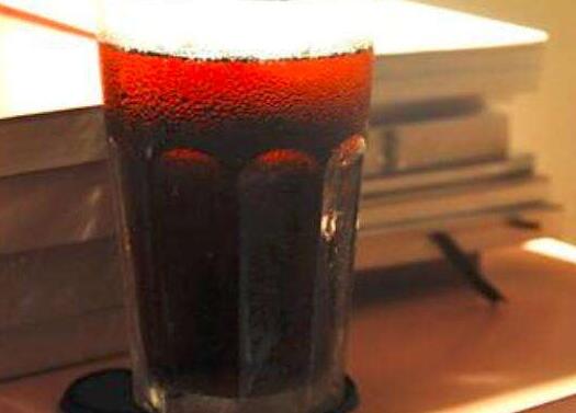 可乐当水喝小心高血压找麻烦
