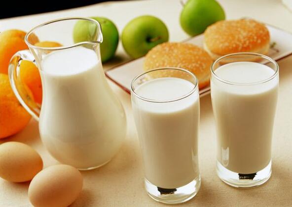 纯牛奶PK早餐奶 哪个营养更好？