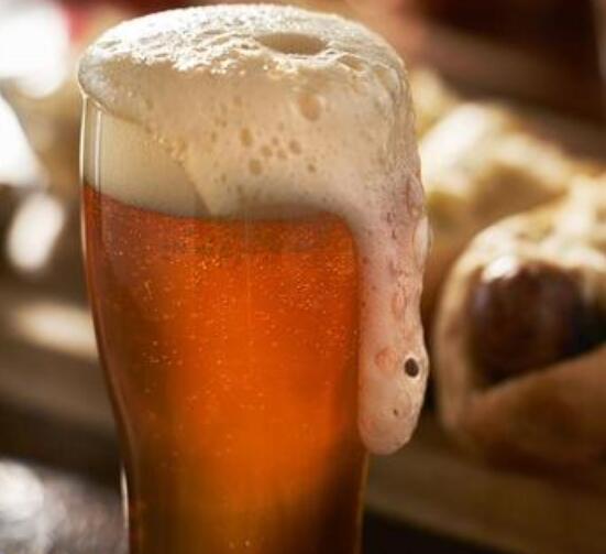 喝啤酒大口还是小口喝更健康？