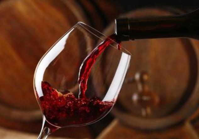 巧喝红酒可以有效预防胃溃疡