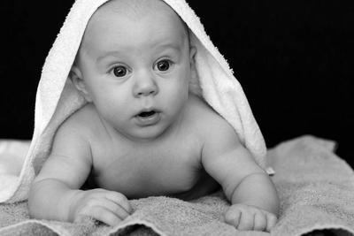 两个月宝宝吃手是正常生理现象 两个月宝宝吃手的原因是什么
