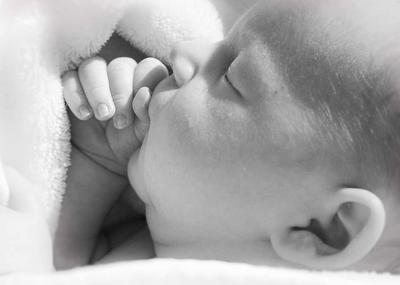 一个月宝宝吐奶像喷泉 溢奶和吐奶有何区别溢奶或轻度吐奶无需担心
