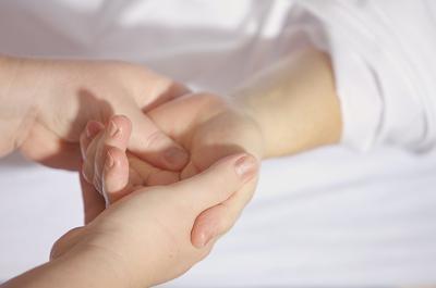 风湿手指关节痛如何办 风湿手指关节痛是什么原因