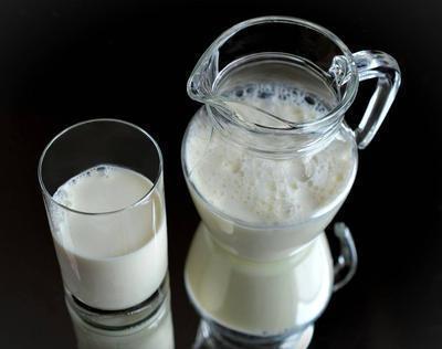喝牛奶的好处有哪些_牛奶与其它食物搭配有哪些禁忌