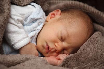 宝宝晚上睡觉老是哼哼唧唧 宝宝晚上睡觉总醒的原因