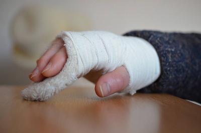 右手食指关节肿胀 关节肿胀的原因有哪些