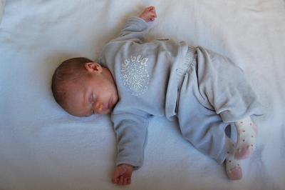 婴儿的睡姿怎样才正确 婴儿睡姿有哪些纠正方法