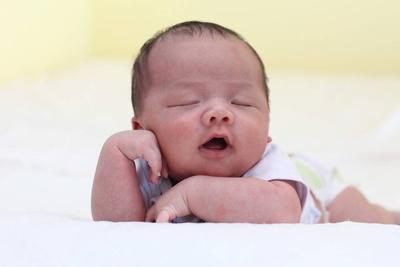 新生儿刚吃完奶就吐奶怎么回事 如何预防宝宝吐奶