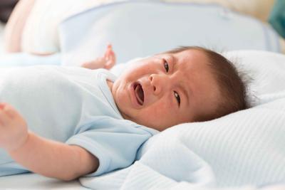 宝宝吃饱了不睡觉哭闹是什么原因 宝宝吃饱了不睡觉哭闹怎么办