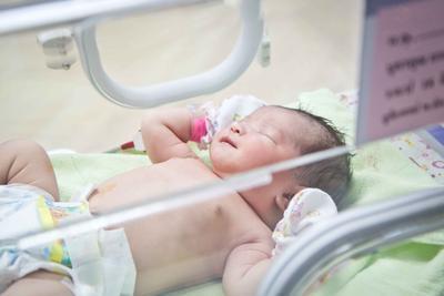 十多天的宝宝吐奶怎么办 如何预防新生儿吐奶