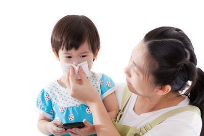 婴儿鼻子呼哧呼哧的怎么回事 初生婴儿鼻塞喉咙响怎么办