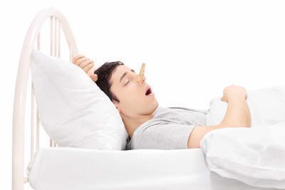 晚上睡觉口干喉咙痛的原因 晚上睡觉口干喉咙痛怎么办
