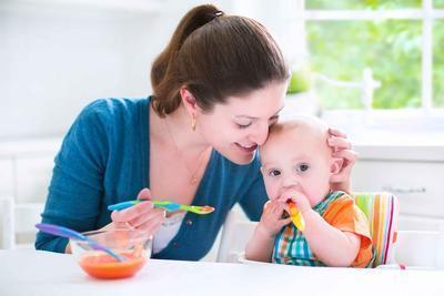 七个月宝宝一天喝多少奶 七个月宝宝可以吃些什么辅食