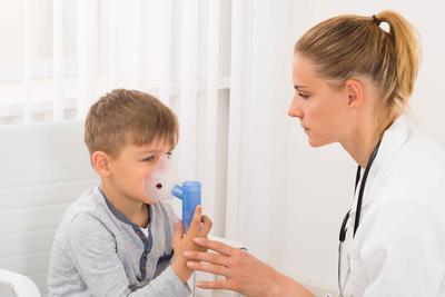 小孩感冒发烧咳嗽吃什么好的快 小孩感冒发烧咳嗽有哪些护理注意事项