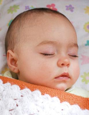 白天宝宝睡觉总是一惊 宝宝睡觉很容易被惊醒