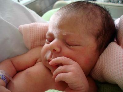 婴儿一惊一惊的怎么回事 婴儿睡觉一惊一乍的正常吗