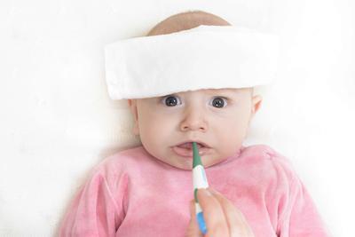 小孩发烧可以用白酒擦身体吗 宝宝发烧正确的降温方法