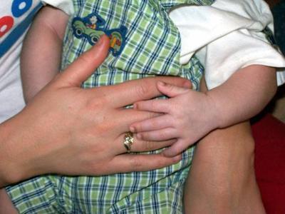 怎样判断婴儿肚子胀气 宝宝肚子胀气如何应对