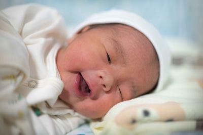 婴儿溢奶和吐奶的区别 婴儿溢奶怎么办