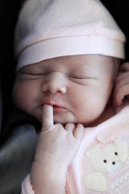 新生儿吃奶咳嗽怎么办 宝宝吃奶错误做法及呛奶后应对措施