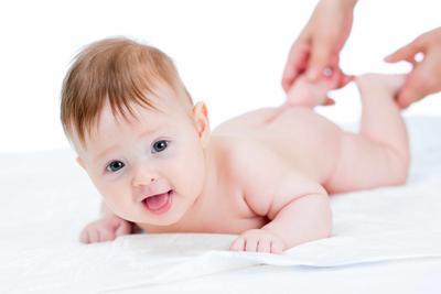1个半月宝宝吃多少毫升 一个月宝宝吐奶的原因