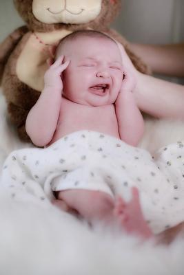 新生儿哭闹的原因和安抚的方法 宝宝睡前哭闹的原因