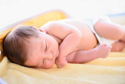 婴儿一直吃奶怎么回事 介绍新生儿吃奶间隔时间