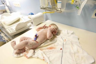 新生儿护理与喂养注意事项 新生儿洗澡时怎样注意